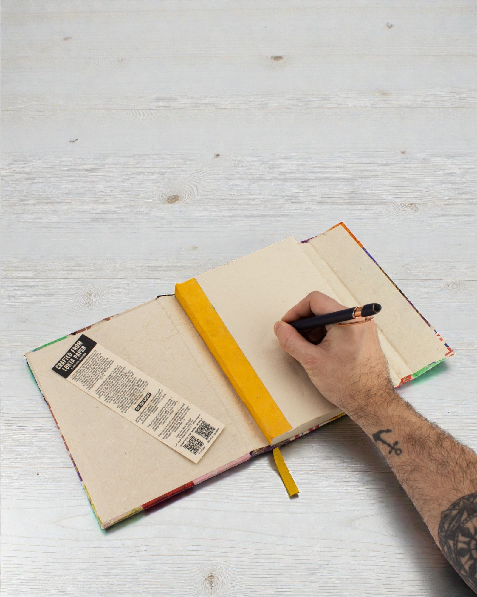 Lokta lappverksanteckningsbok – Stor (21x15cm) – 45 blad – Inkluderar bokmärke – Flerfärgad