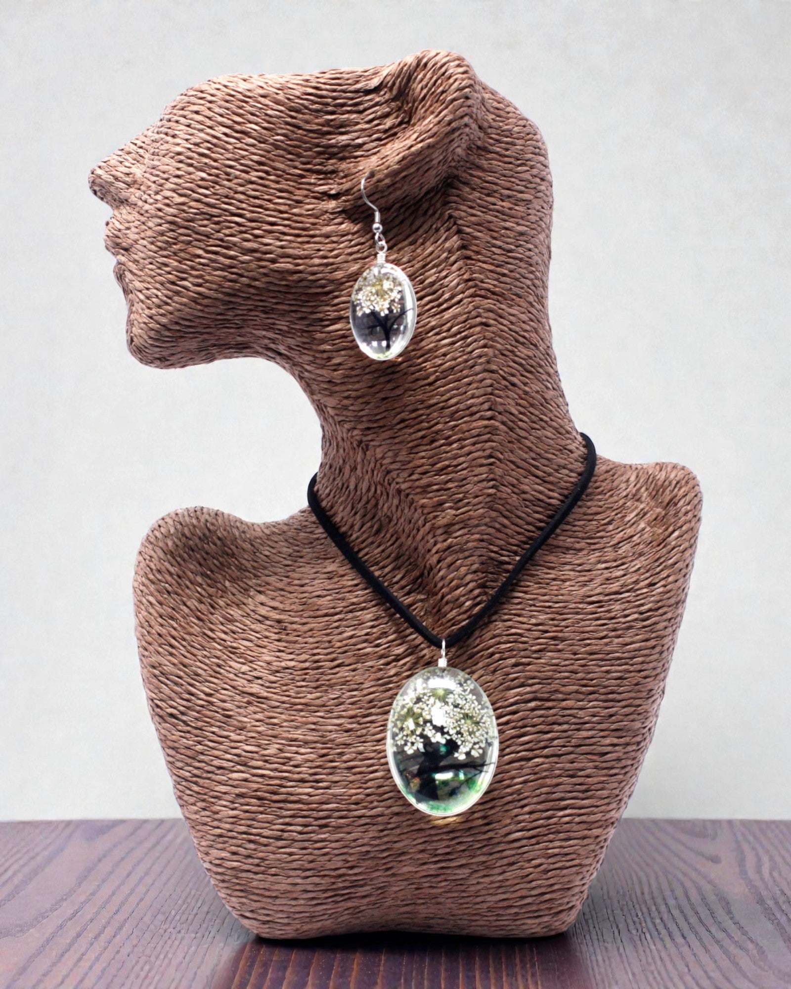 Vit harmoni – Vitt smyckesset med torkade blommor Livets träd