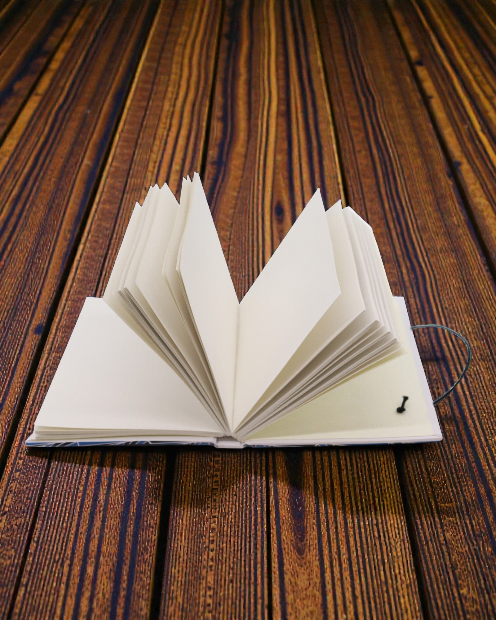 Leaves Together – liten anteckningsbok med rem och kokosknapp 18 × 12,5 cm, 200 sidor