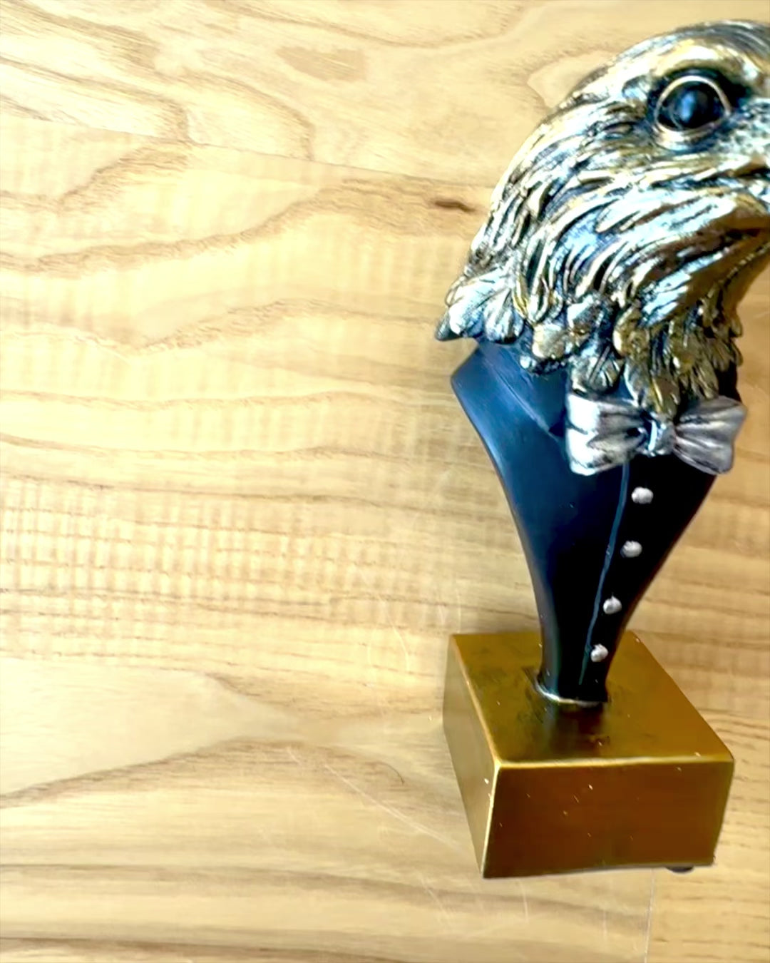 Örnhuvudfigur Büffel Warden – i Elegant Frack med Graveringsalternativ som present