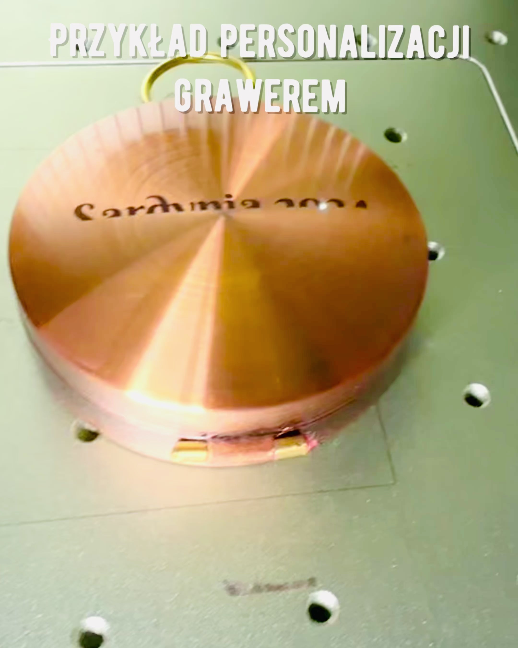 Kompass i roséguld - navigationsinstrument i retrostil – en bärbar och precisionsinstrument för att bestämma riktning för resenärer och upptäcktsresande. Gravyr, personalisering.