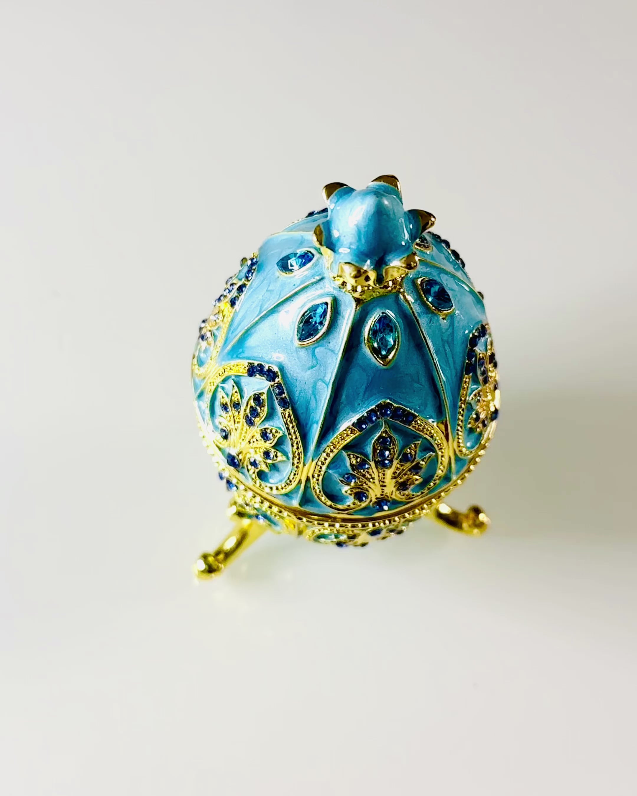 Niebiańskie Jajko Faberge – Emaljerad Smyckesorganisatör - färg himmelsblå. Personalisering med gravyr