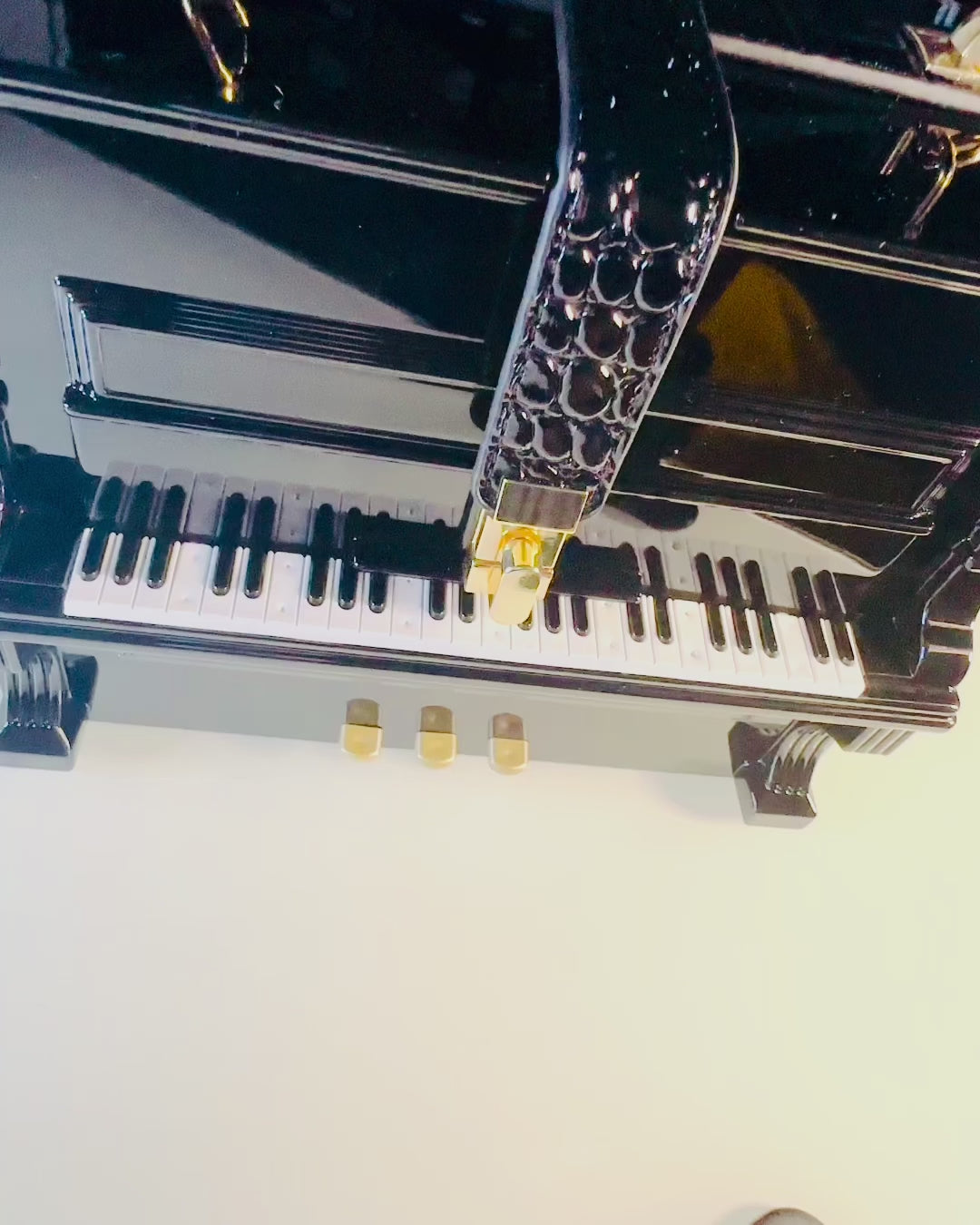 Damväska “Elegancki Fortepian” i Svart och Vitt