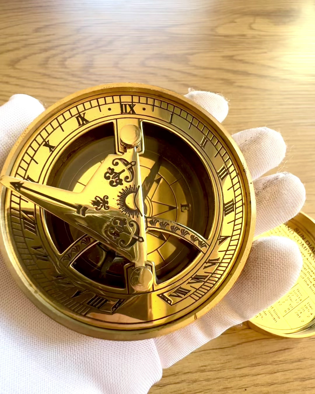 Solkompass Voyager 7cm – mässings solur med kompass, personalisering med gravyr som present