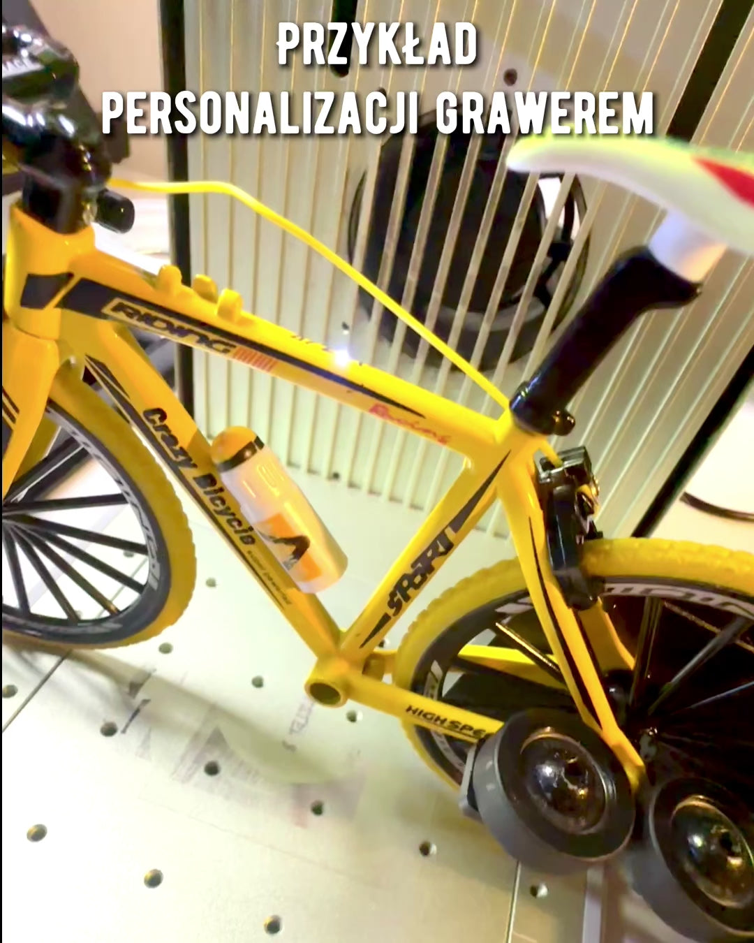 Miniatyrmodell av röd metallcykel "SpeedMaster" med personlig gravyr som present, 2 färgvarianter