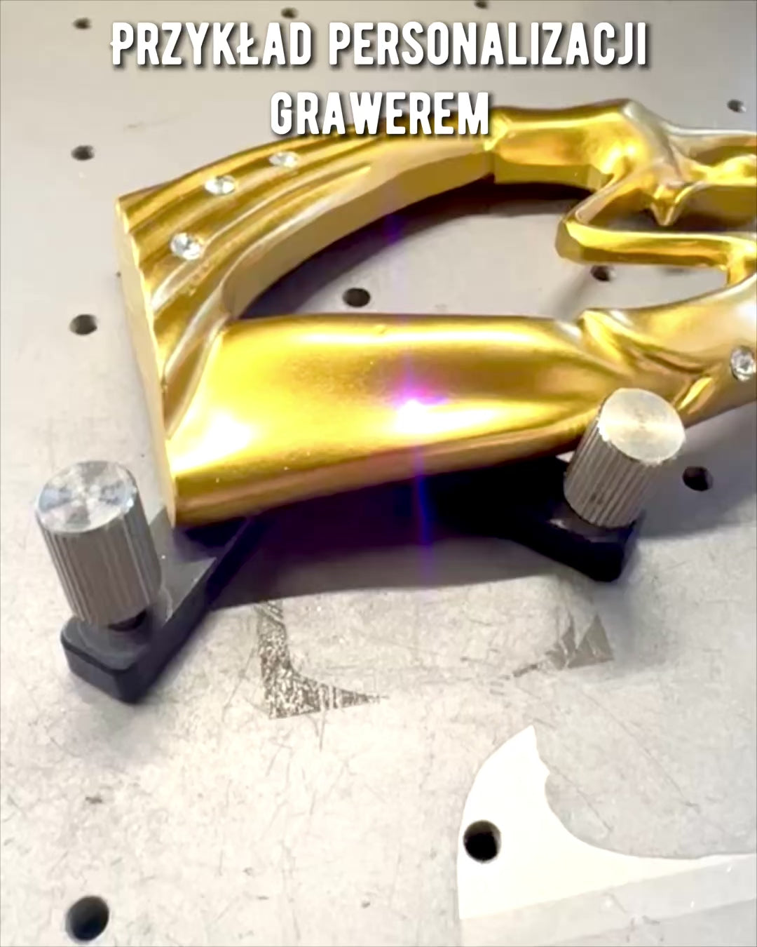 Figur symbol för kärlek - "Evig Närhet" som present, personalisering med gravyr