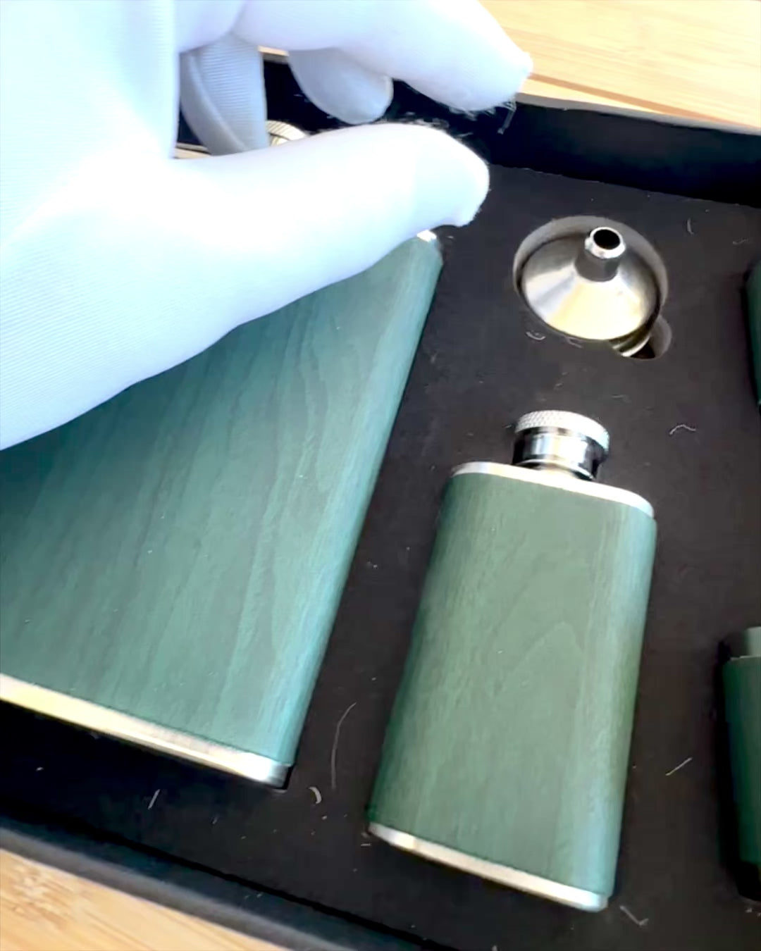 Set med fickpluntor med glas "Forest Spirit", för presentpersonalisation med gravyr