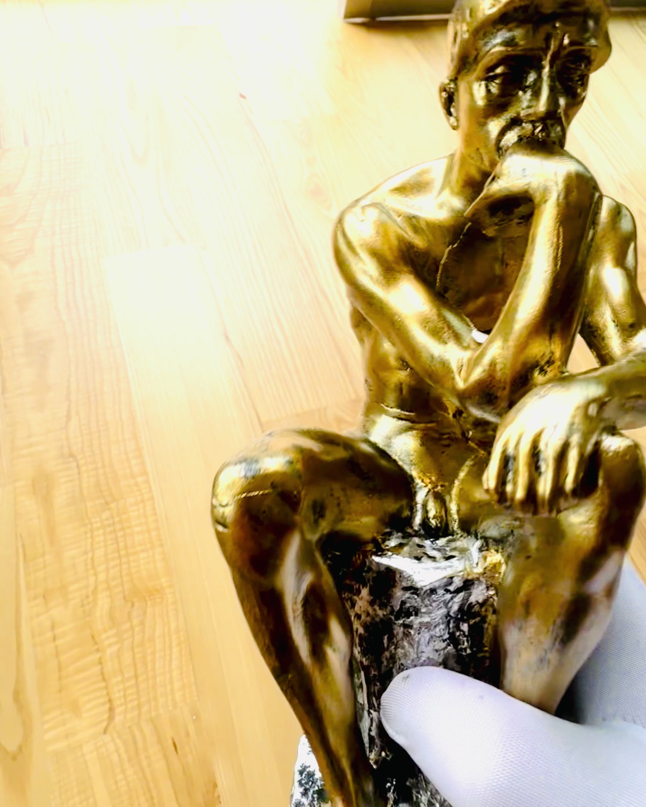 Złoty Myśliciel - Figur i harts, personalisering med gravyr