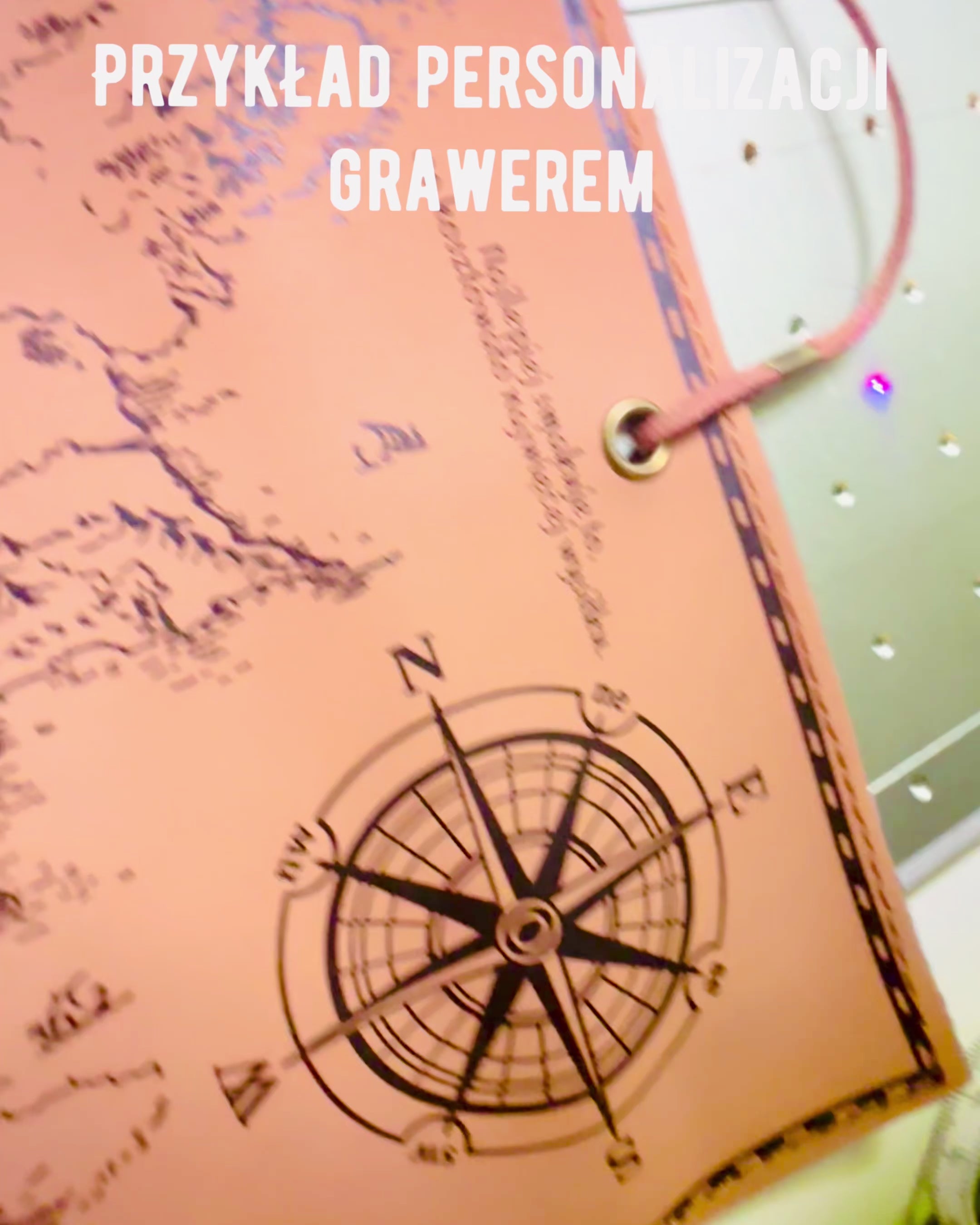 Retro Ljusbrun - matt, läder Pennfodral i Resenärsstil med Världskarta – Praktisk och Rymlig. Personalisering med gravyr.