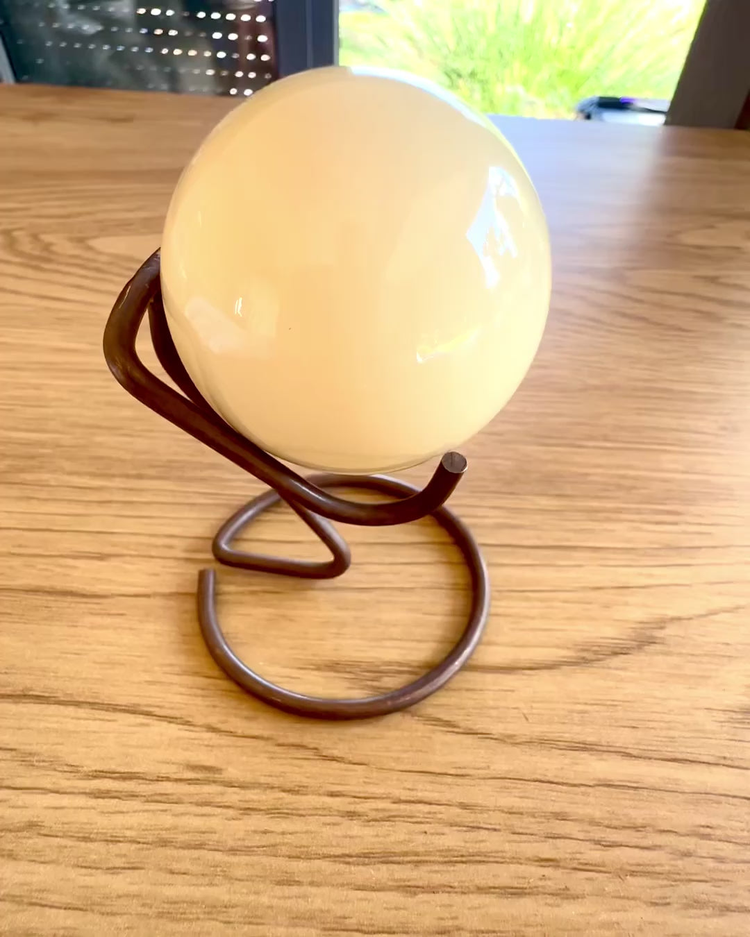 Biljardboll på mässingsstativ, möjlighet till personlig gravyr som present