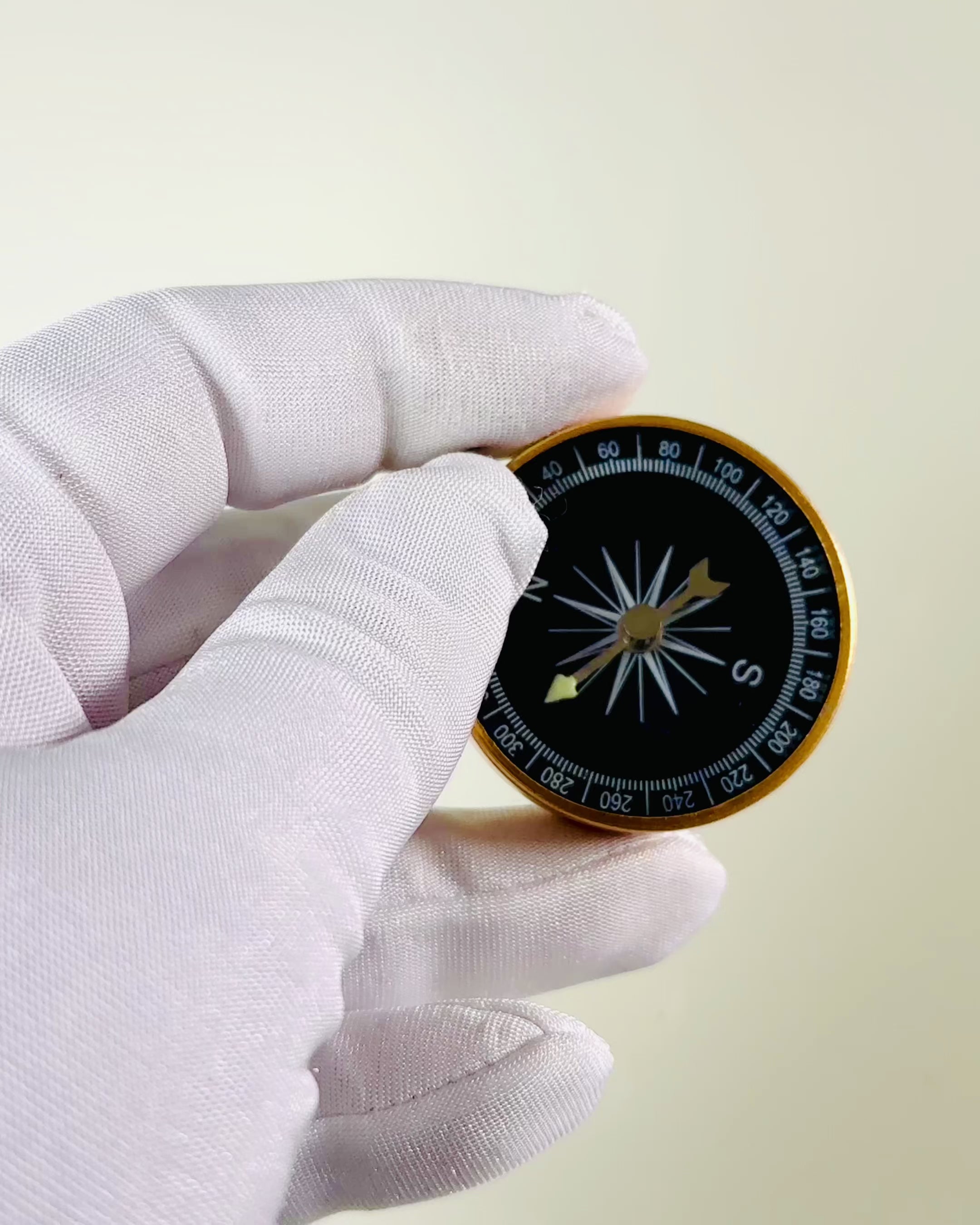 Kompakt Navigationskompass med Metallfinish – En Nödvändighet för Varje Resenär, med Gravyr