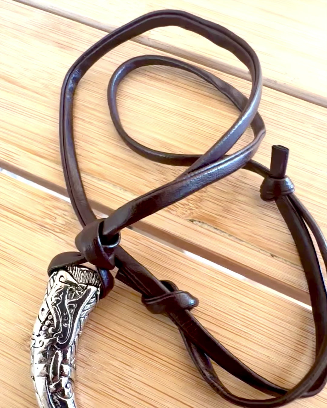 Wilczy Kieł i rostfritt stål – Amulett av Mod, halsband med möjlighet till personlig gravyr som present