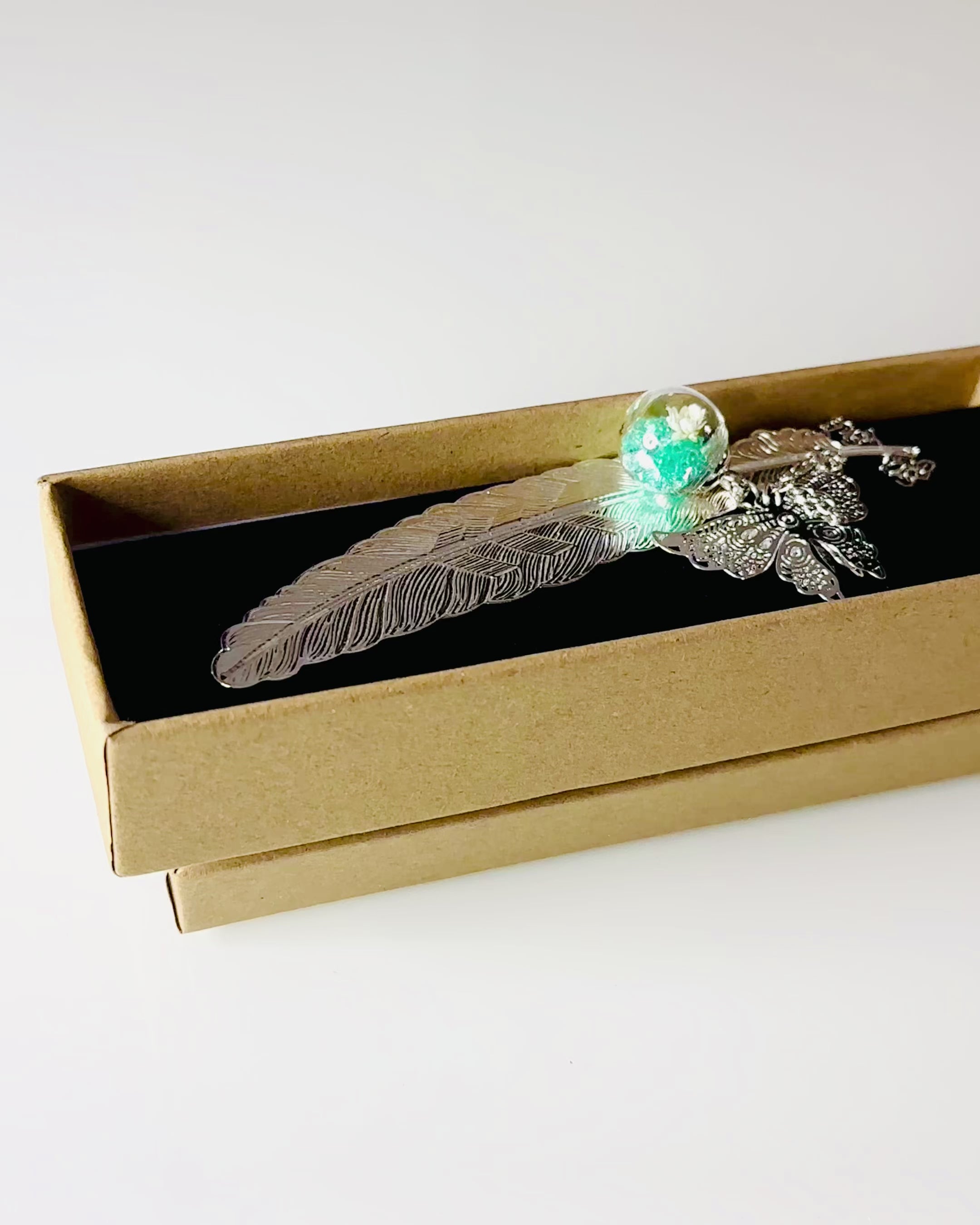 Kreativ Bokmärke i Retro Stil med Fjäder- och Fjärilsmotiv – Elegant Reklampresent, Färg Silver/Blå