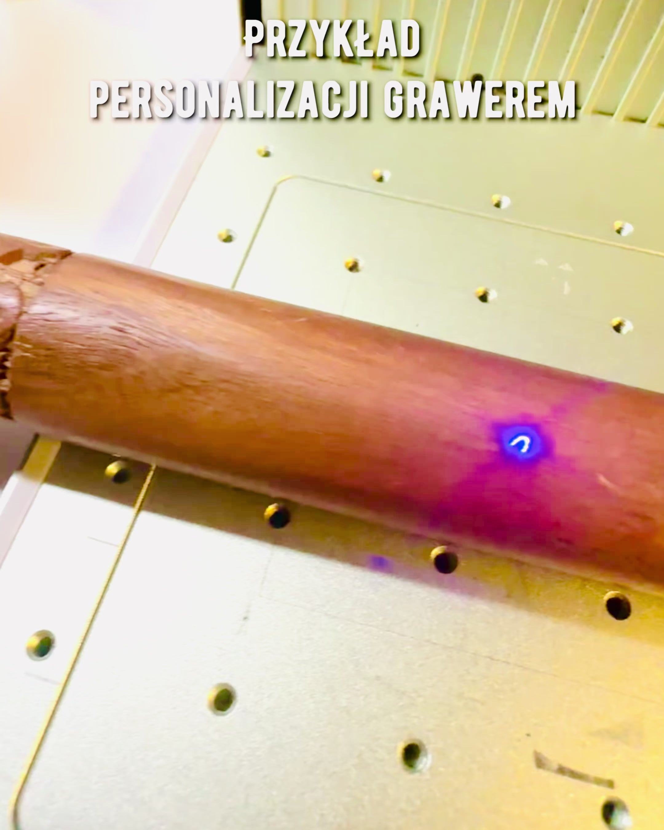 'Wolf' - Indiskt Mangoträ med Möjlighet till Gravyr, brun med utskuret mönster