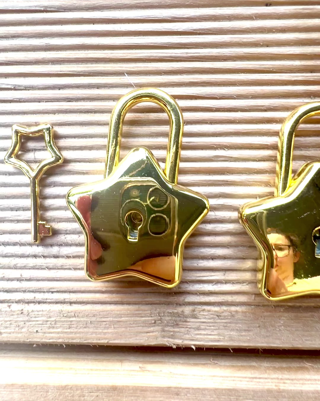 2 Stjärnformade mini Hänglås med Gravyr – Skydda Dina Drömmar, personliga som present, 2 färgvarianter att välja mellan