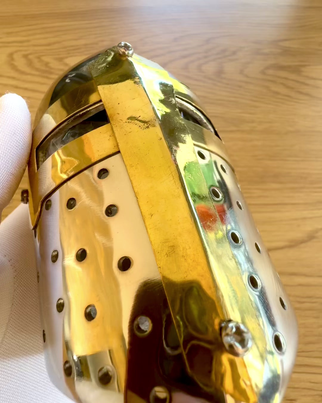 Minihjälm Riddare „Guardian” i mässing – handgjord, 12 cm, möjlighet till anpassning med gravyr som present