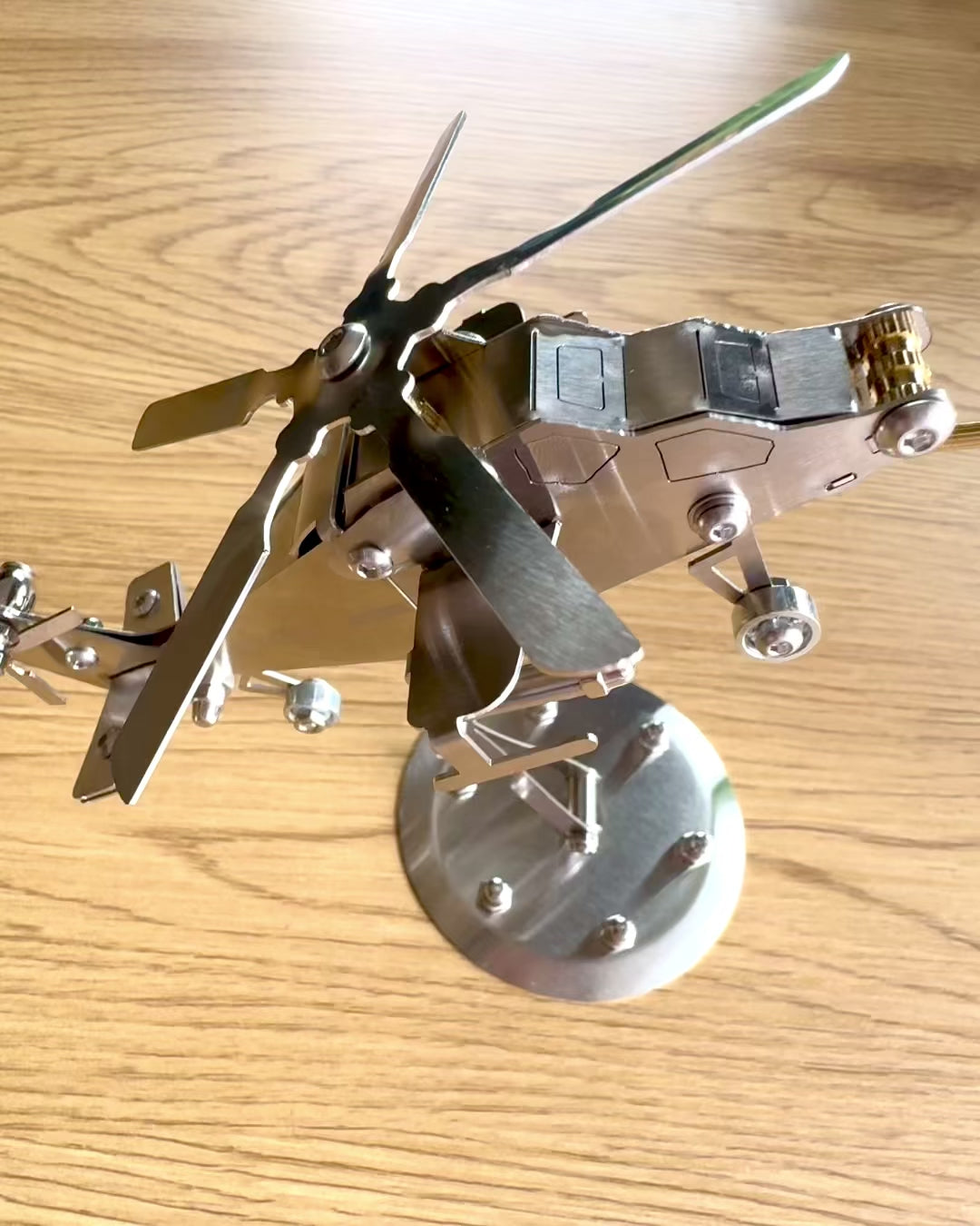 Metallmodell Helikopter "SkyRider" – Justerbart Skrivbordsställ med personlig gravyr som present