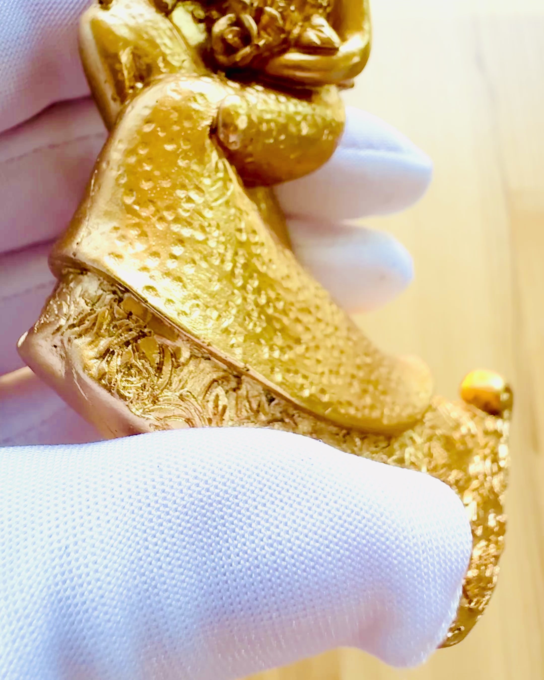 Figur "Evig Kärlek" färg guld - 11 cm, Liten Dekorativ Figur med Graveringsalternativ