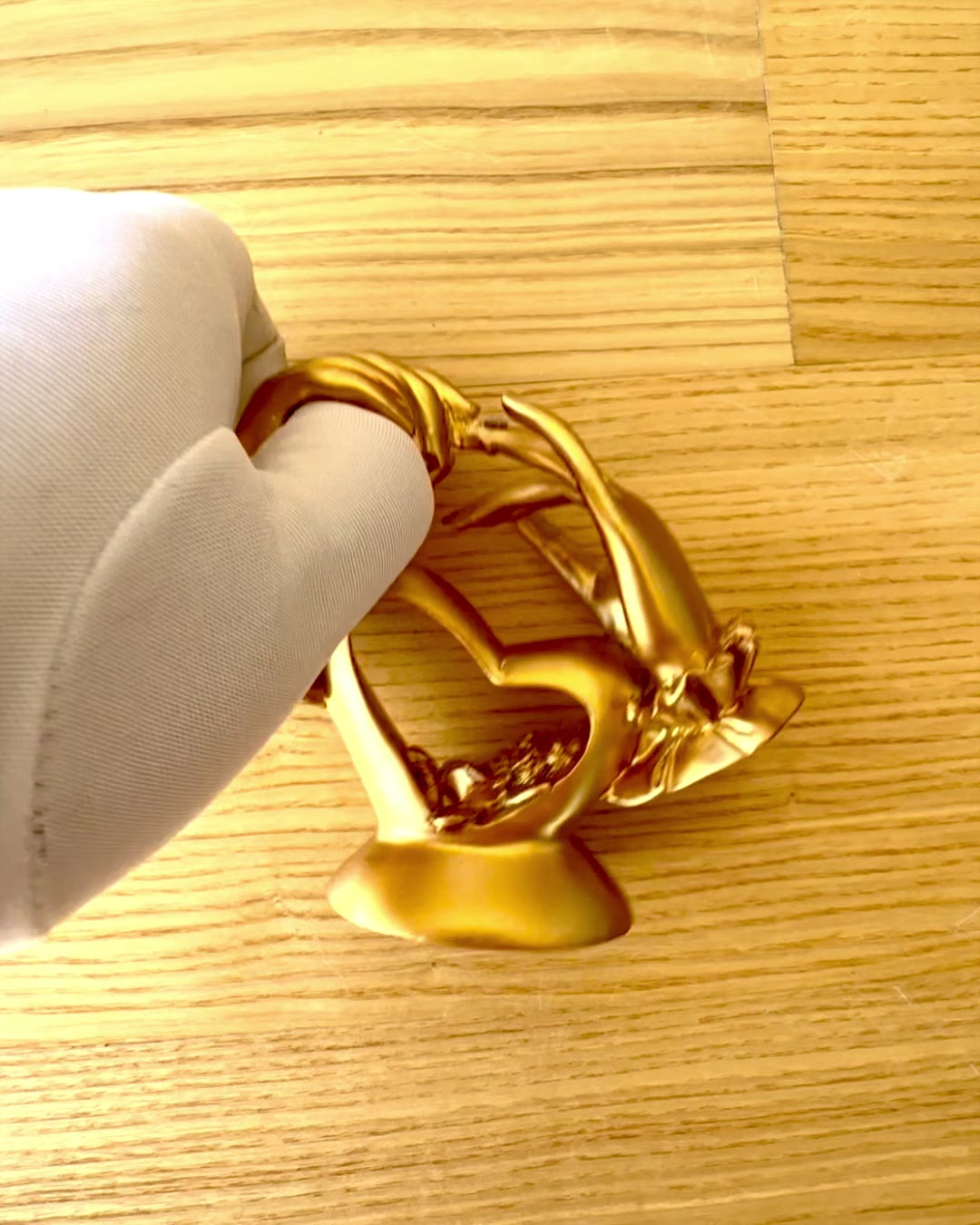 Figur "Beröring av Kärlek" 10 cm hög, med Graveringsalternativ som present