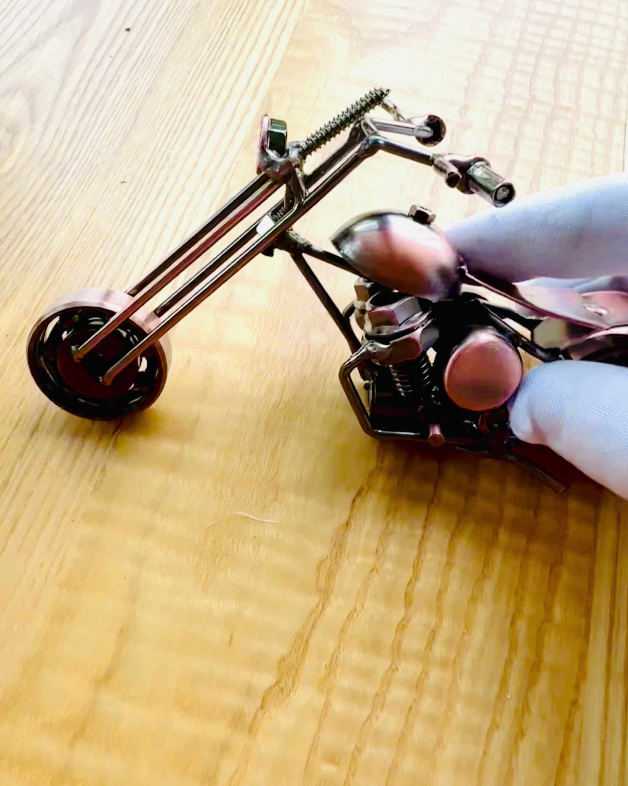 Handgjord Motorcykelmodell i järn, Chopper, anpassning, gravyr som present