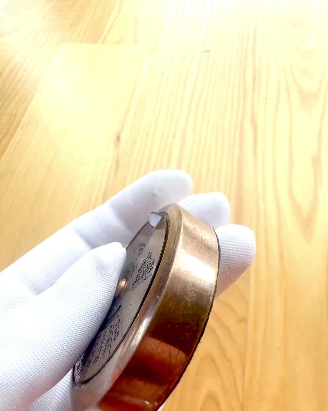 Mini Kapitänskalender "Navigator" – mässingsdekoration med sjöfartens själ, gravyralternativ för present, 5 cm i diameter