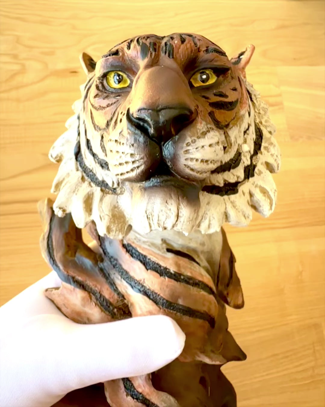 Statuett "Tiger Djungelns Kung" med Graveringsalternativ, figur 29 cm hög, dekoration som present