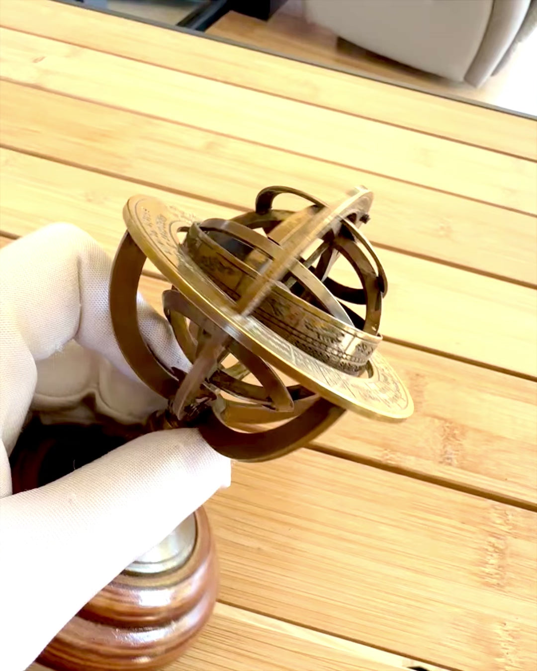 Mässingsarmill "AstroGlobe" 13 cm hög, Handgjord med Graveringsalternativ, kontorsdekoration