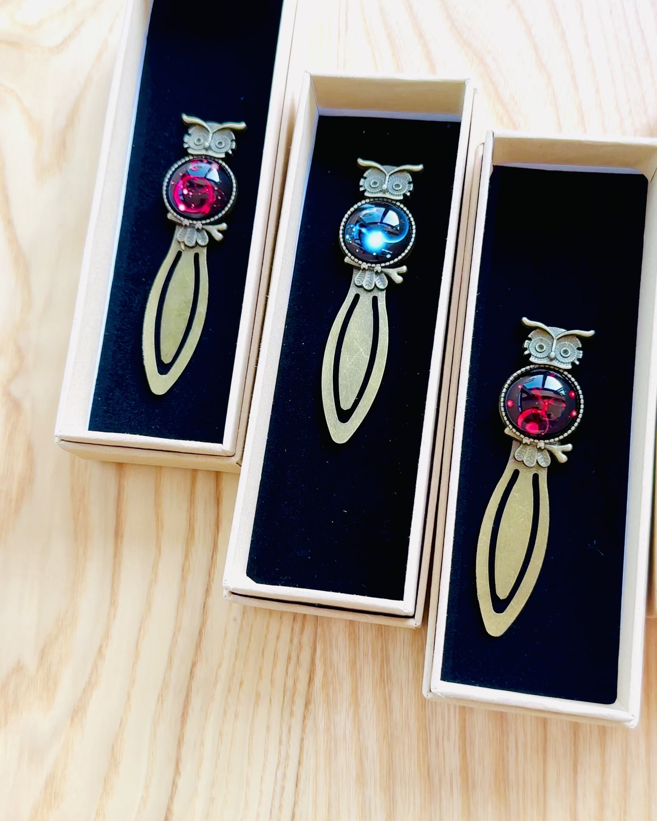 Bokmärke "Uggla med Konstellationer" - 12 varianter att välja mellan, personalisering med gravyr