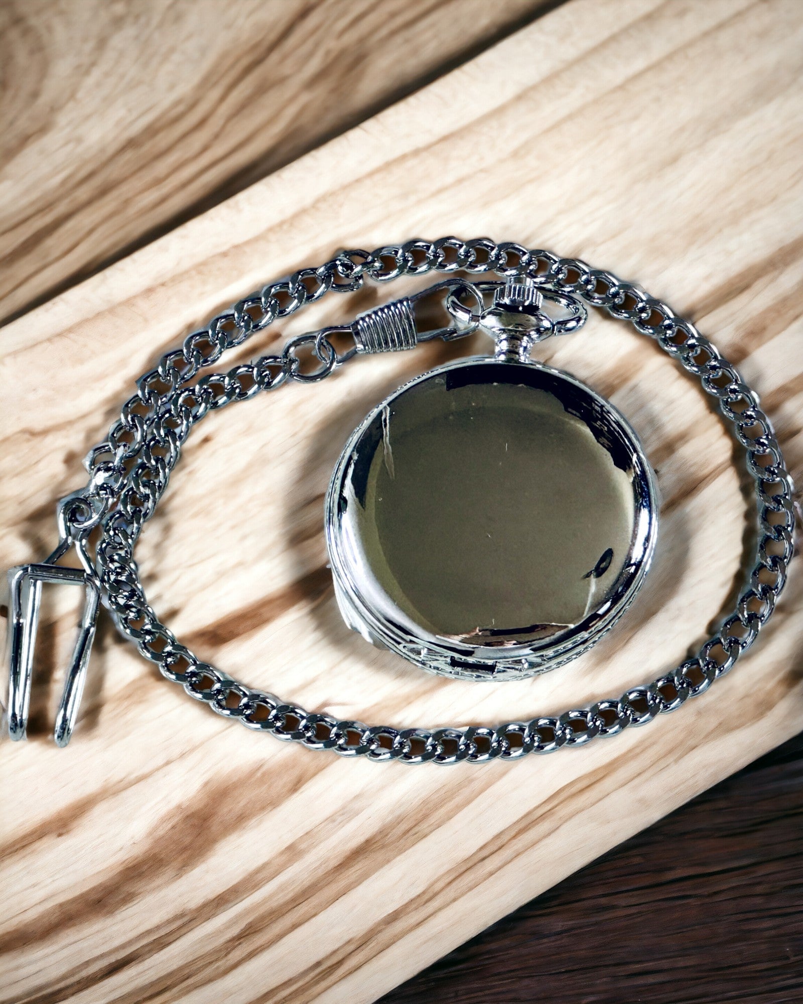 Fickkompass Silverfärgad i Retro Stil med Genombrutet Mönster – Elegant och Praktisk. Gravyr