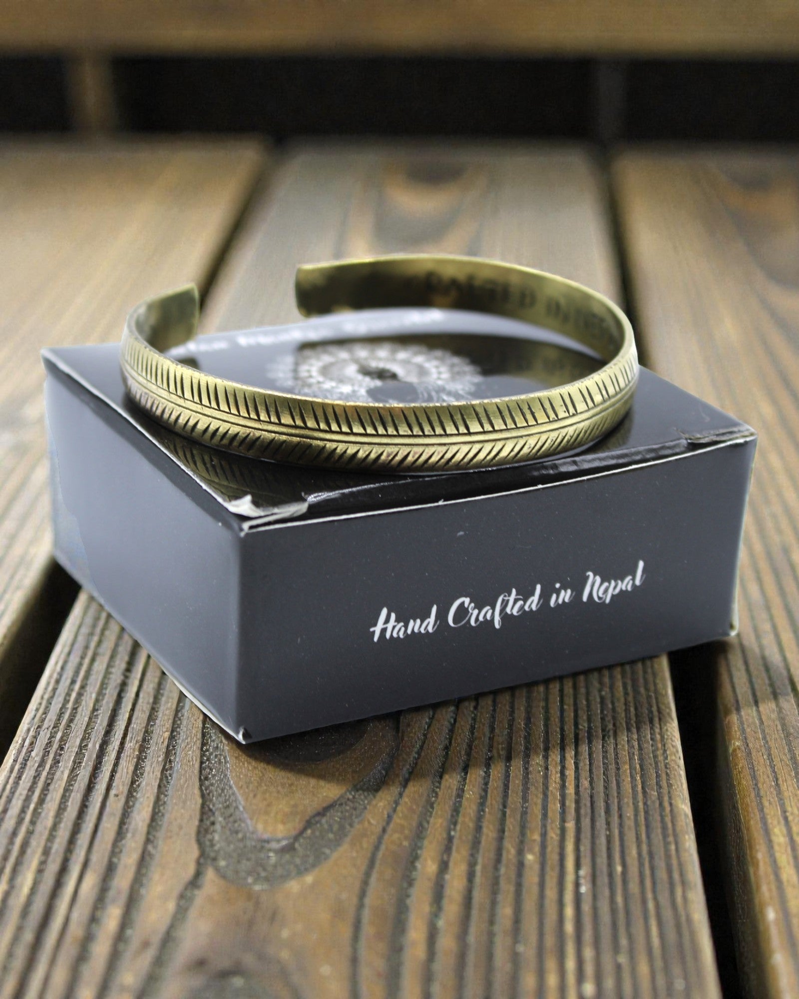 Tibetansk mässingsarmband Subtil natur – Smalt blad