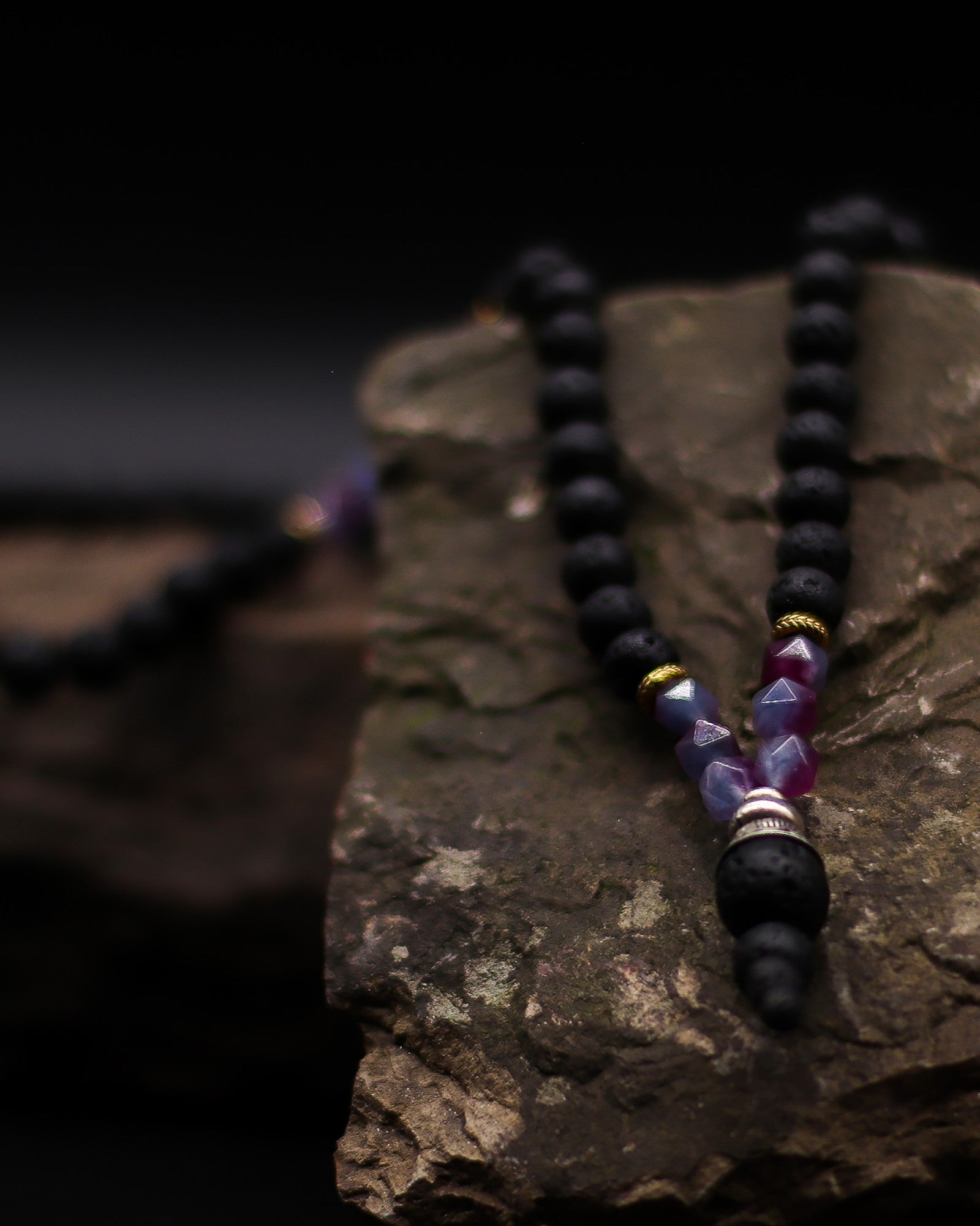 Halsband Vulkanens essens – Omfamnandet av den mörka sidan