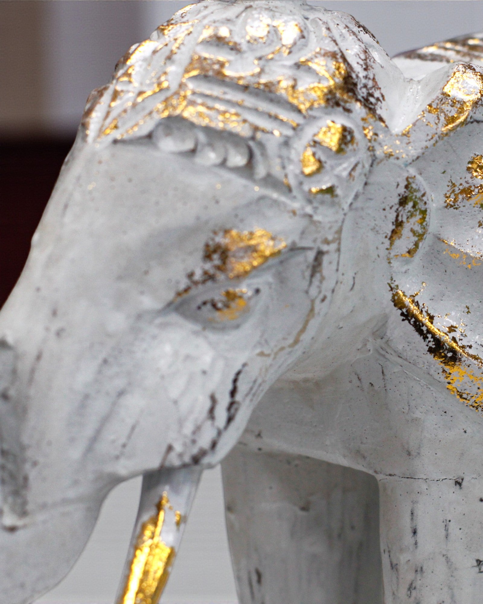 Elefantskulptur 24 cm – Vit och guld