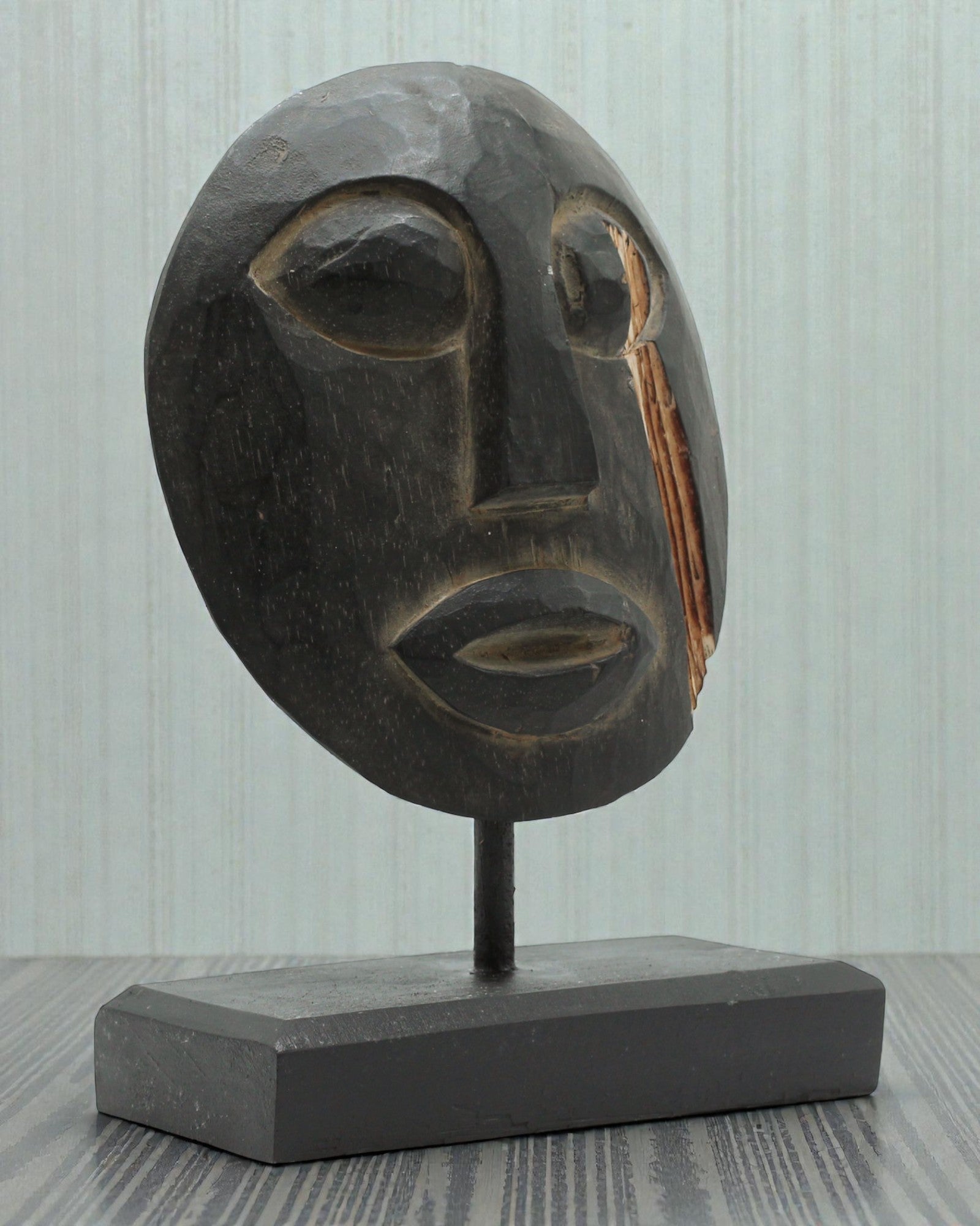 Timoresisk mask Förfädernas väktare 27x20 cm – Svart