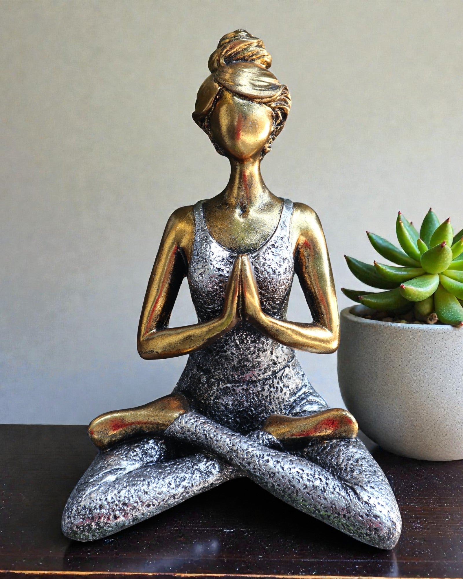 Kvinnlig figur 24 cm – Yoga guld-silver klassik