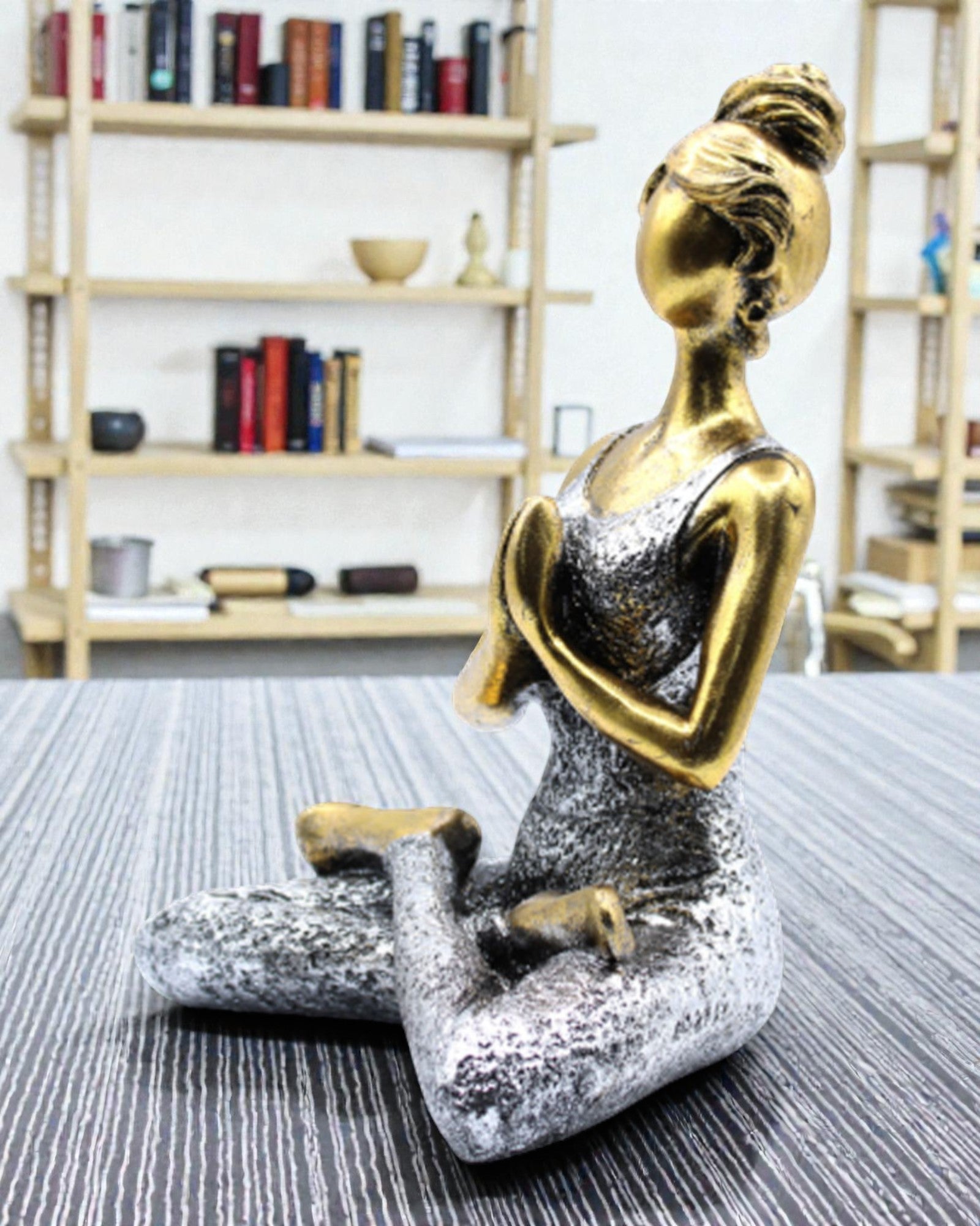 Kvinnlig figur 24 cm – Yoga guld-silver klassik