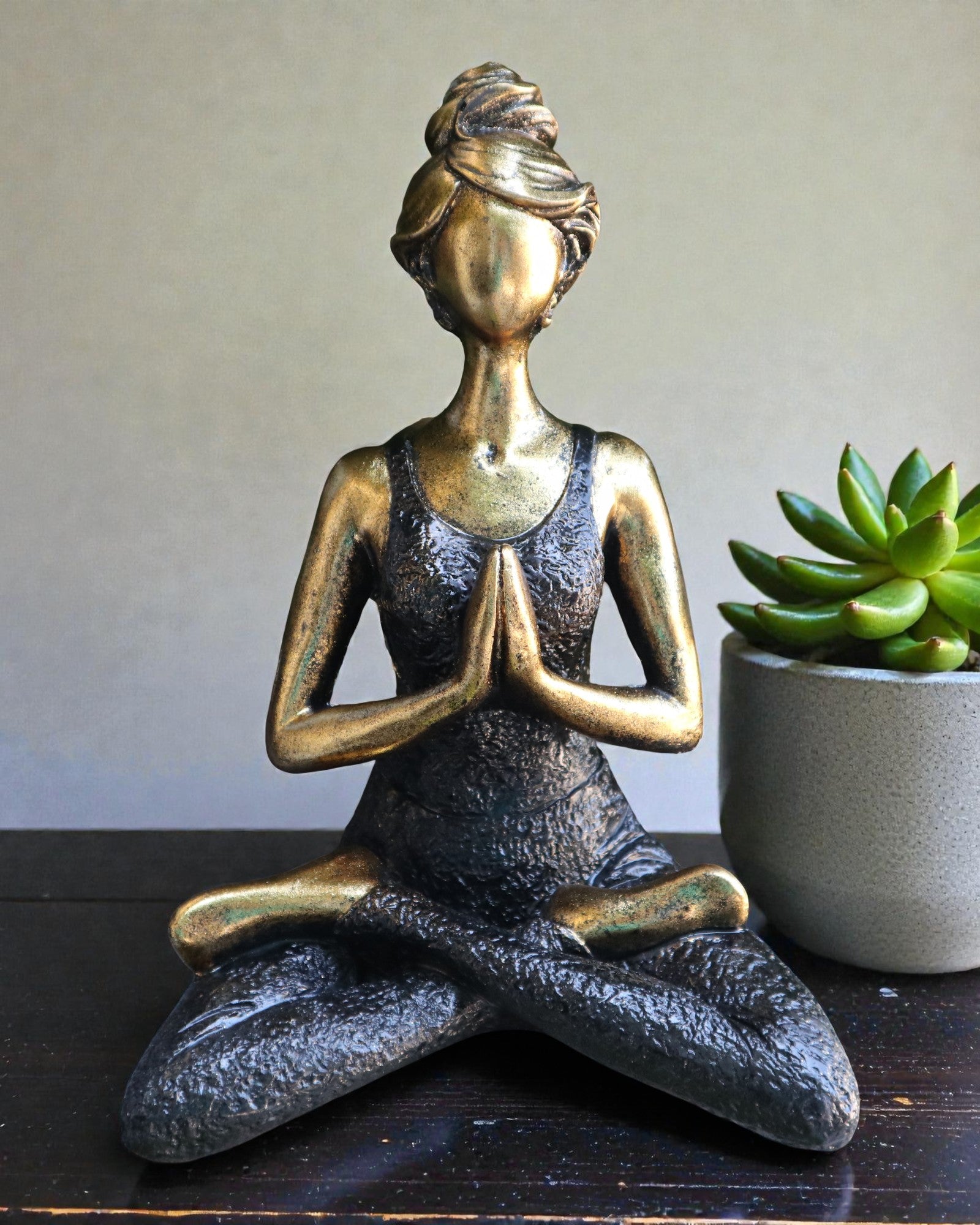 Kvinnlig figur 24 cm – Yoga guld-svart styrka