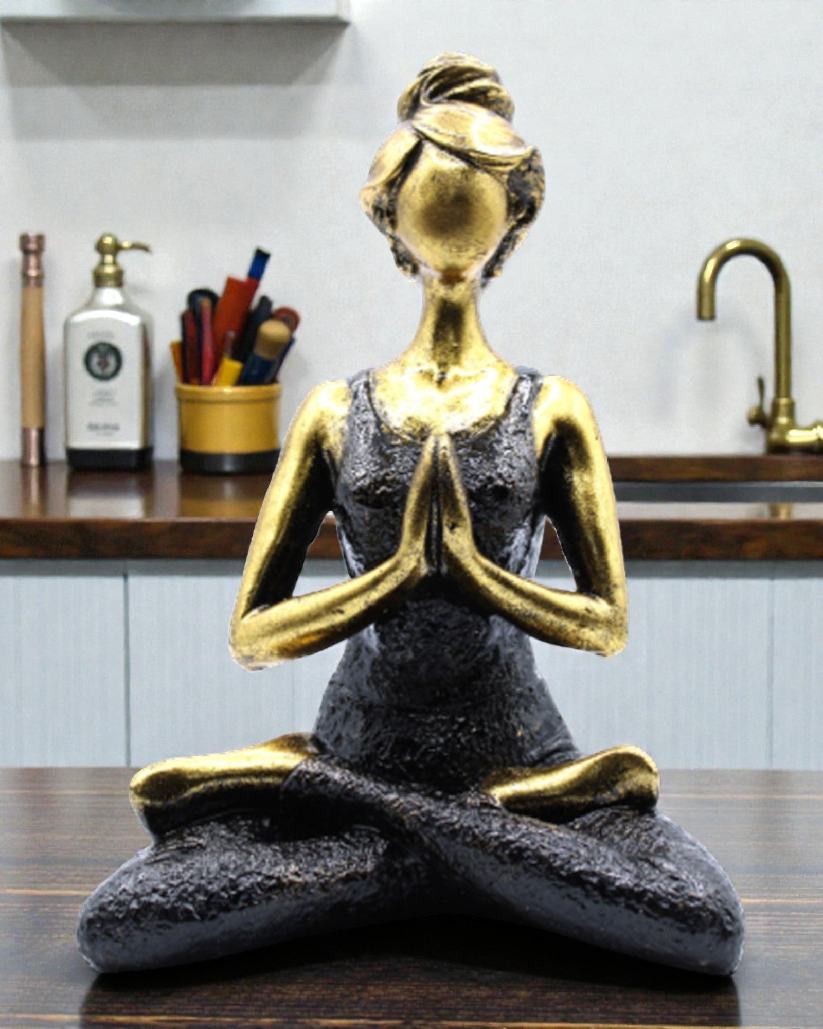 Kvinnlig figur 24 cm – Yoga guld-svart styrka
