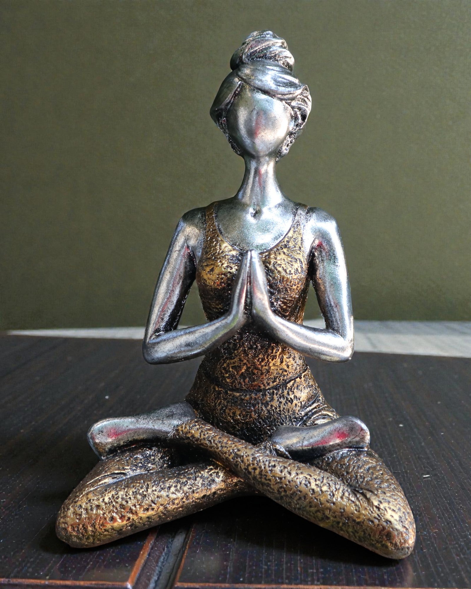 Kvinnlig figur 24 cm – Yoga silver-guld balans