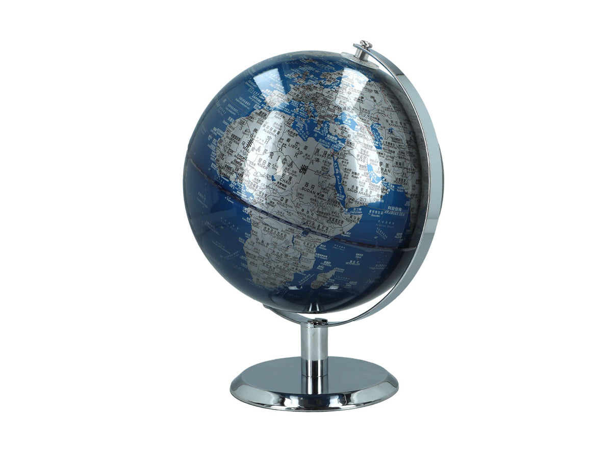 Liten dekorativ jordglob i blåsilverfärg, med möjlighet till personlig gravyr, perfekt som present, 20 cm hög, elegant vardagsrumsdekoration med geografiska namn på engelska och kinesiska.