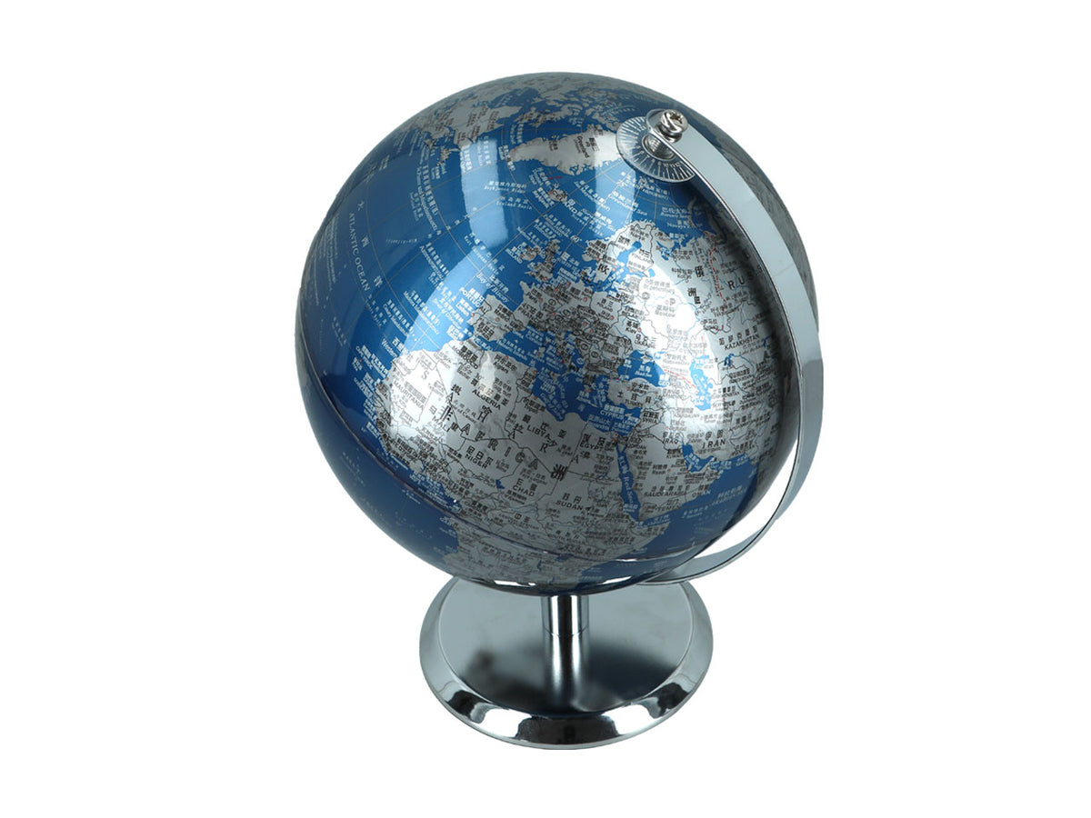Liten dekorativ jordglob i blåsilverfärg, med möjlighet till personlig gravyr, perfekt som present, 20 cm hög, elegant vardagsrumsdekoration med geografiska namn på engelska och kinesiska.
