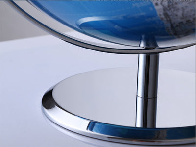 Liten dekorativ jordglob i blåsilverfärg, med möjlighet till personlig gravyr, perfekt som present, 20 cm hög, elegant vardagsrumsdekoration med geografiska namn på engelska och kinesiska.