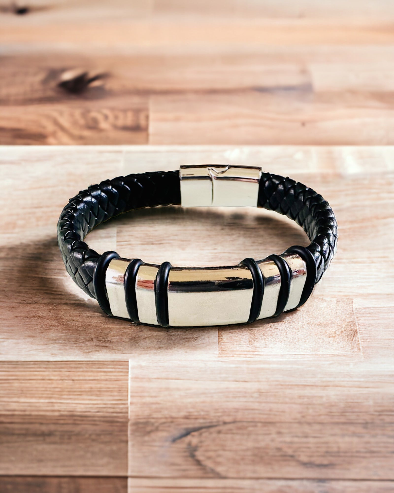 Modigt Hip Hop Armband för Män med Anpassad Gravyr och Magnetiskt Lås – Välj Stil med Silver- eller Gulddetaljer, 22cm PU-läder