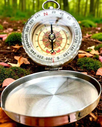 Vattentät Mässingskompass med Ljusande Effekt - Ett Måste för Vandring och Camping, personlig gravyr