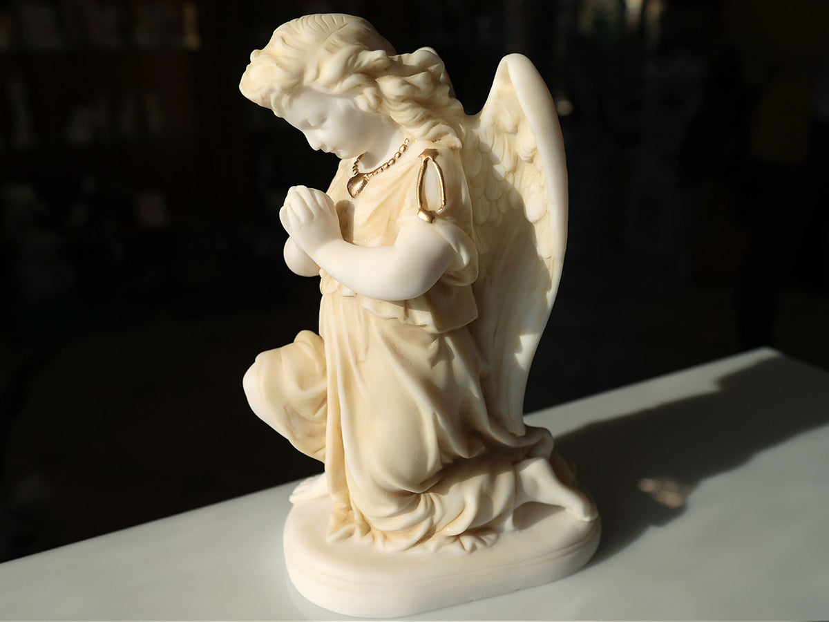 Alabasterängel i bön - alabasterfigur 25cm med möjlighet till personlig gravyr