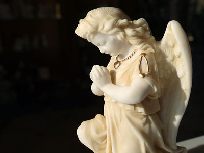 Alabasterängel i bön - alabasterfigur 25cm med möjlighet till personlig gravyr