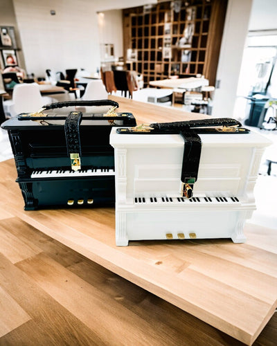 Damväska “Elegancki Fortepian” i Svart och Vitt