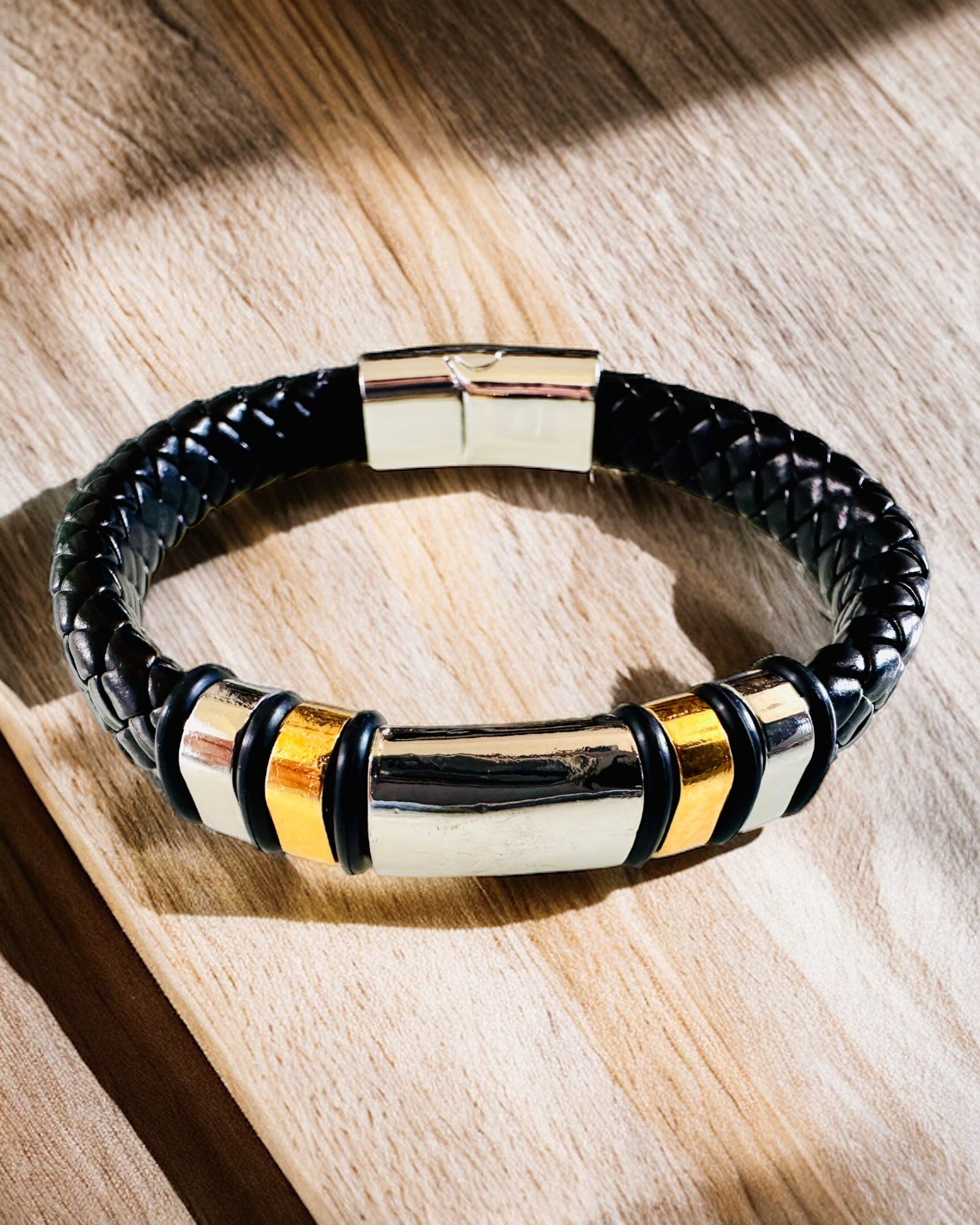 Modigt Hip Hop Armband för Män med Anpassad Gravyr och Magnetiskt Lås – Välj Stil med Silver- eller Gulddetaljer, 22cm PU-läder