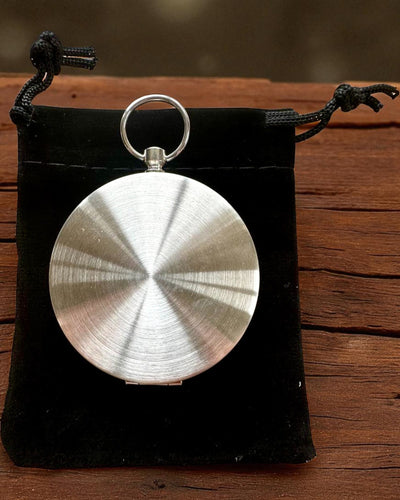 Vattentät Mässingskompass med Ljusande Effekt - Ett Måste för Vandring och Camping, personlig gravyr