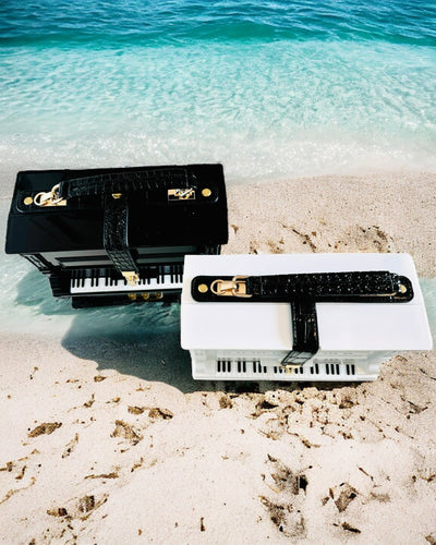 Damväska “Elegancki Fortepian” i Svart och Vitt