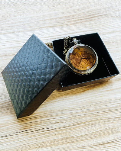 Klassisk Kvarts Fickur med Världskarta – Hänge med Kedja i Vintage-stil för Henne och Honom, gravyr